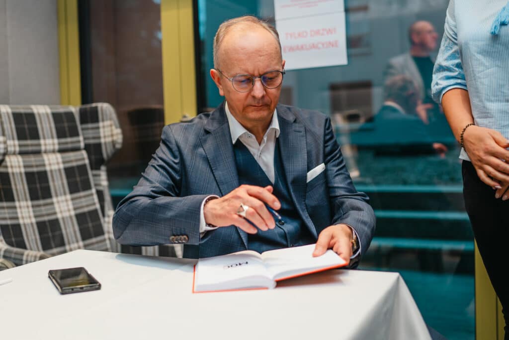 Jacek Walkiewicz podpisuje książkę